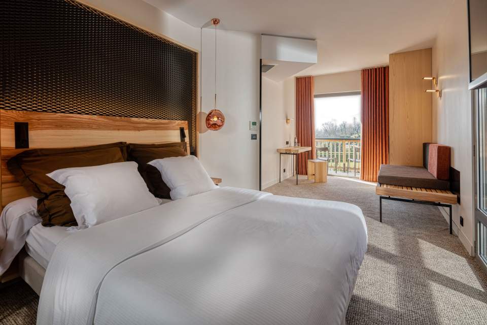 Atmosphères · Hôtel Restaurant Bourget du Lac · Proche aix les bains | Chambre cosy de l'hotel Atmosphères, vue montagne