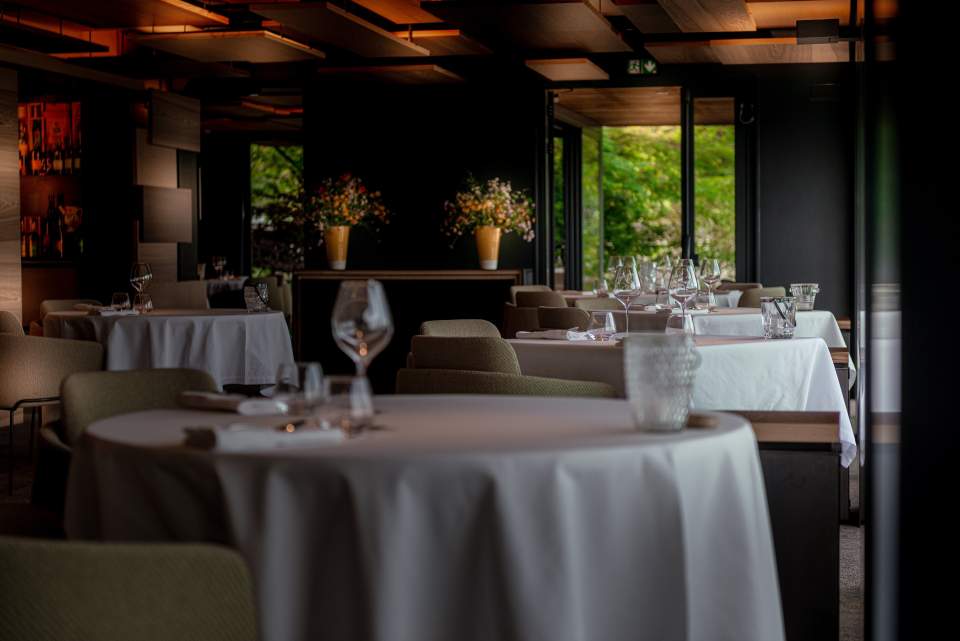 Atmosphères · Hôtel Restaurant Bourget du Lac · Proche aix les bains | salle du restaurant atmosphères vue à la nuit tombante
