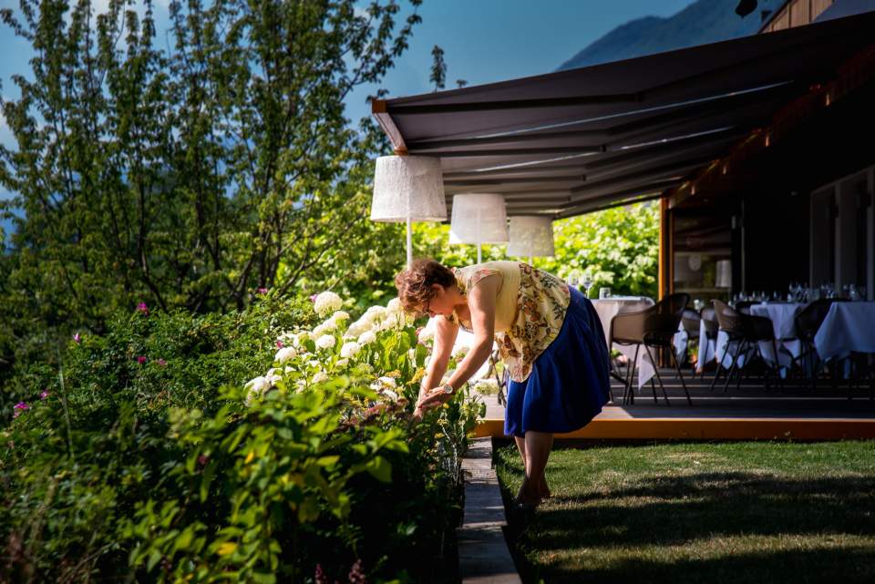 Atmosphères · Hôtel Restaurant Bourget du Lac · Proche aix les bains | Delphine dans le jardin des fleurs