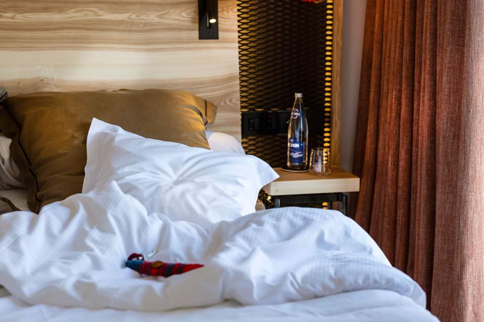 Chambre mini suite, vue lac, décoiffée