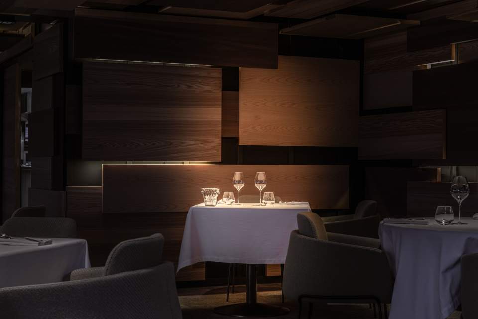Atmosphères · Hôtel Restaurant Bourget du Lac · Proche aix les bains | restaurant à la tombée de la nuit, intimiste
