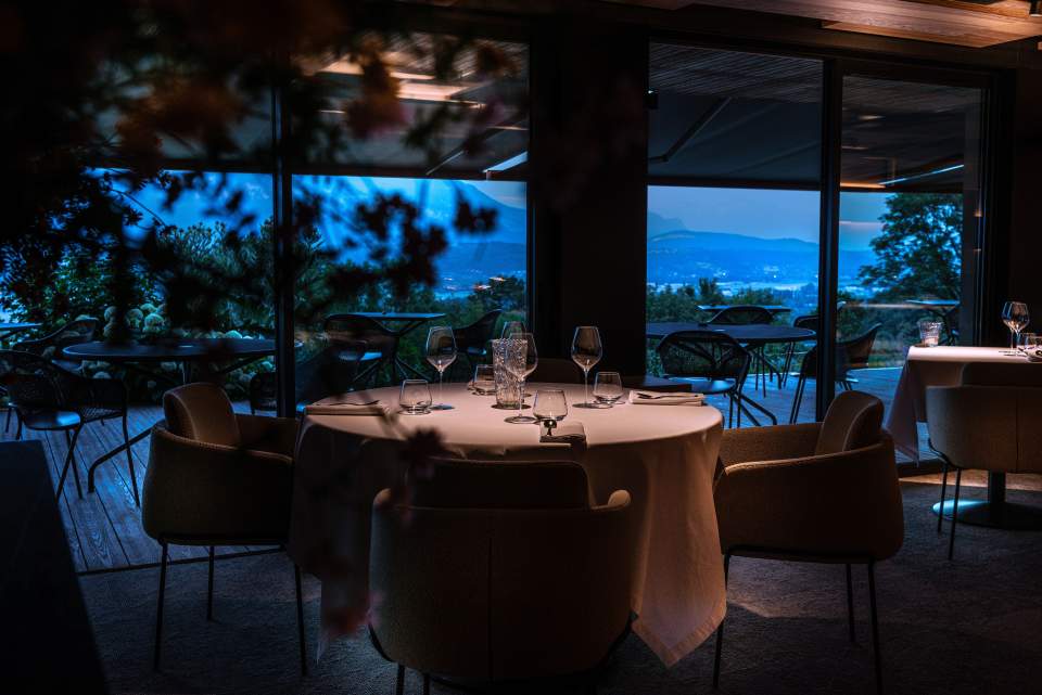 atmosphères restaurant, vue sur le lac du Bourget à la nuit tombante.